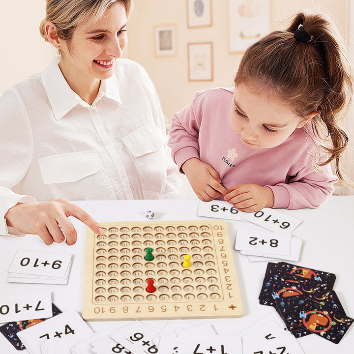 "Trä multiplikationsbrädspel för barn med färgstarka kort, träpjäser och tärningar, främjar matematikinlärning."