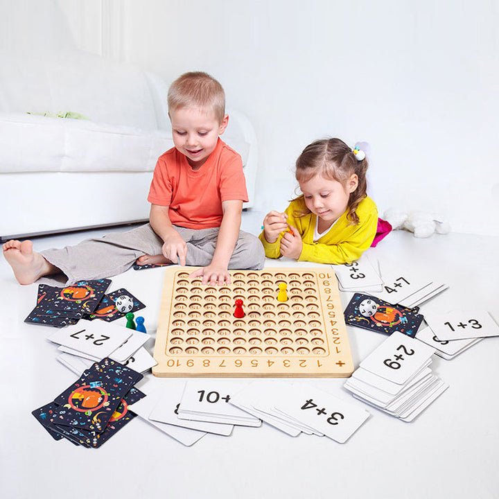 "Trä multiplikationsbrädspel för barn med färgstarka kort, träpjäser och tärningar, främjar matematikinlärning."