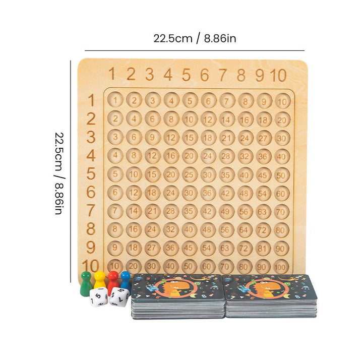 "Trä multiplikationsbrädspel för barn med färgstarka kort, träpjäser och tärningar, främjar matematikinlärning."