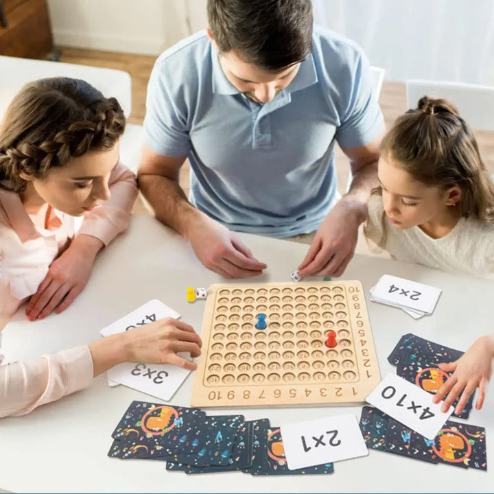 "Trä multiplikationsbrädspel för barn med färgstarka kort, träpjäser och tärningar, främjar matematikinlärning."