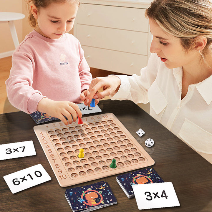"Trä multiplikationsbrädspel för barn med färgstarka kort, träpjäser och tärningar, främjar matematikinlärning."