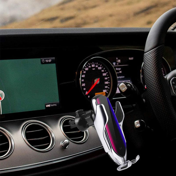 Trådlös Qi-billaddare med robotarm i silver, flexibel justering och 360° rotation för optimal mobilanvändning i bilen.