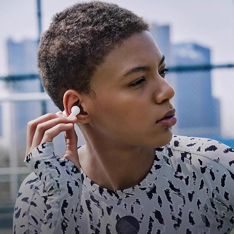 Trådlösa in-ear Bluetooth hörlurar med benledning, IP68 vattentäta, svart finish, ergonomisk design för sport och vardag.