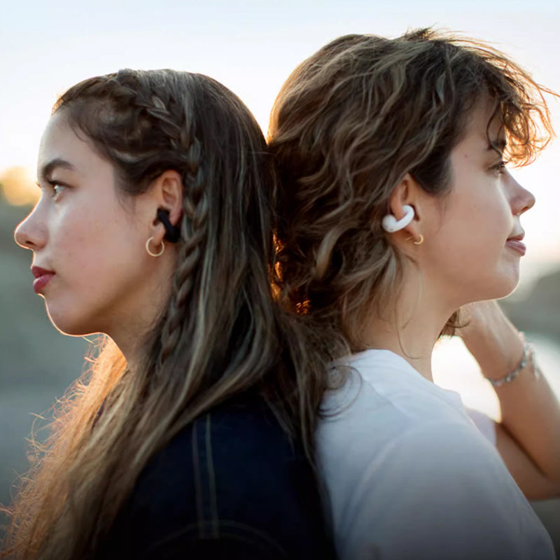 Trådlösa in-ear Bluetooth hörlurar med benledning, IP68 vattentäta, svart finish, ergonomisk design för sport och vardag.