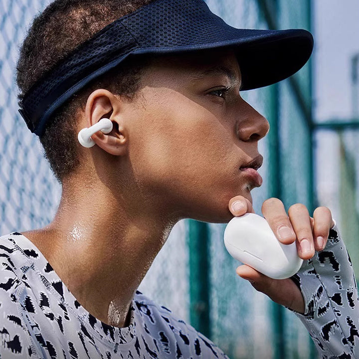 Trådlösa in-ear Bluetooth hörlurar med benledning, IP68 vattentäta, svart finish, ergonomisk design för sport och vardag.