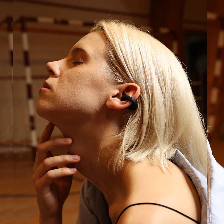 Trådlösa in-ear Bluetooth hörlurar med benledning, IP68 vattentäta, svart finish, ergonomisk design för sport och vardag.