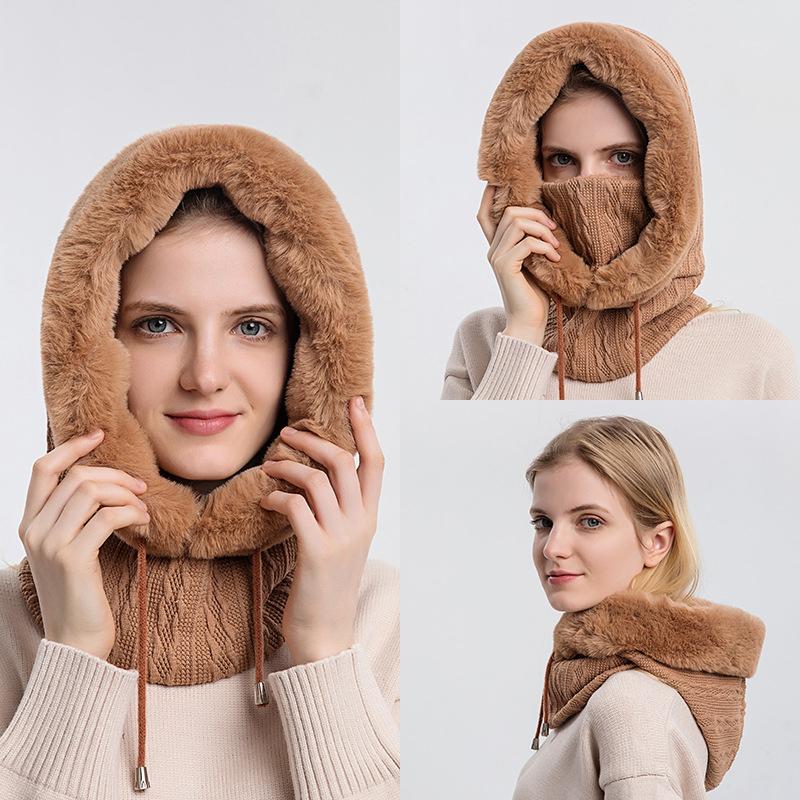 "Trendig damhalsduk med luva i beige, kombination av värme och stil, perfekt vinteraccessoar för modern kvinnas outfit."