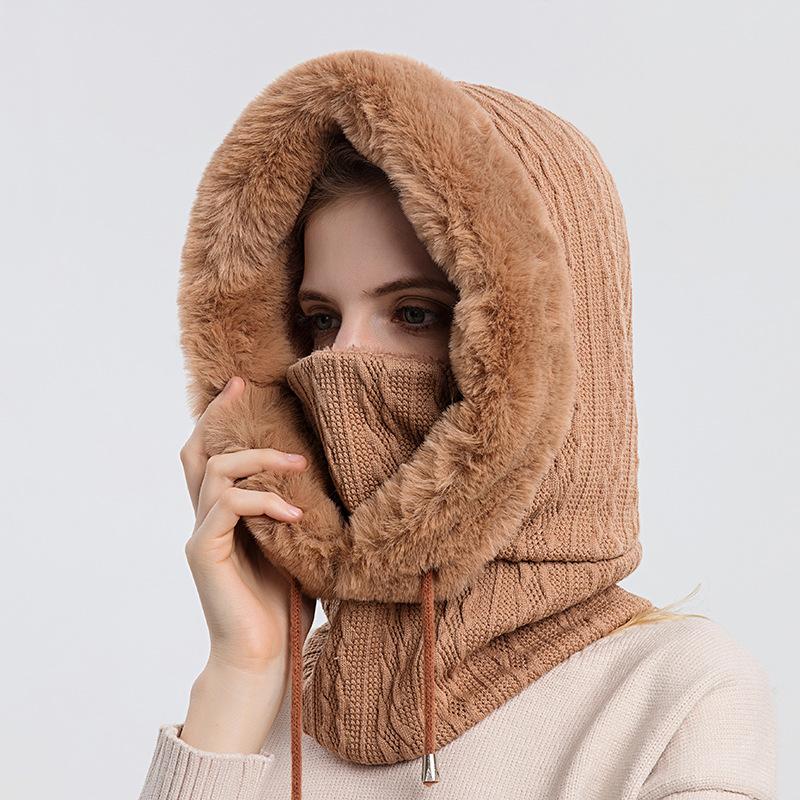 "Trendig damhalsduk med luva i beige, kombination av värme och stil, perfekt vinteraccessoar för modern kvinnas outfit."