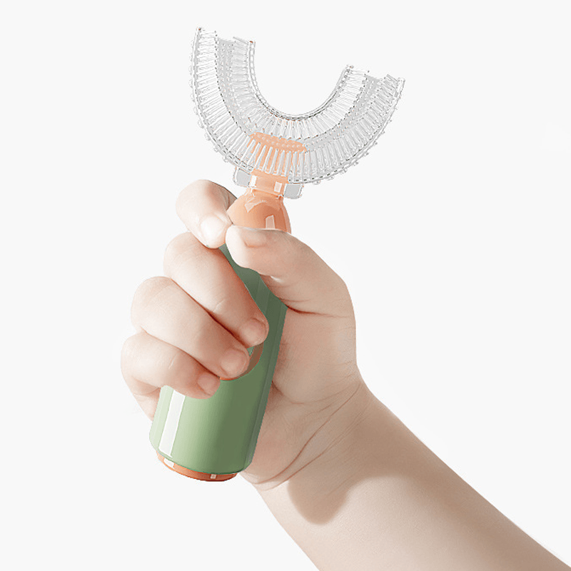 "U-formad manuell tandborste för barn i färgglad design med 360° rengöring, tillverkad i säker silikon för god munhygien."