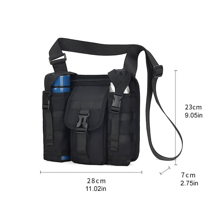 Unisex crossbody axelväska i tåligt tyg, grå. Framifrån med dragkedjor och justerbar rem, perfekt för organiserad förvaring.