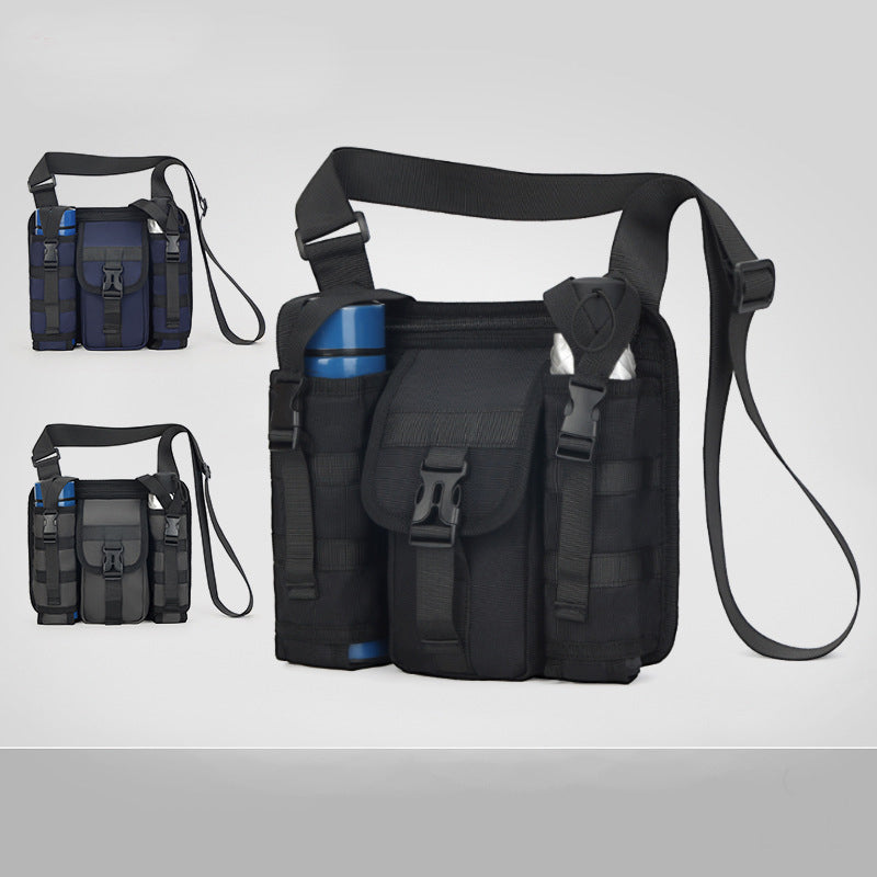 Unisex crossbody axelväska i tåligt tyg, grå. Framifrån med dragkedjor och justerbar rem, perfekt för organiserad förvaring.