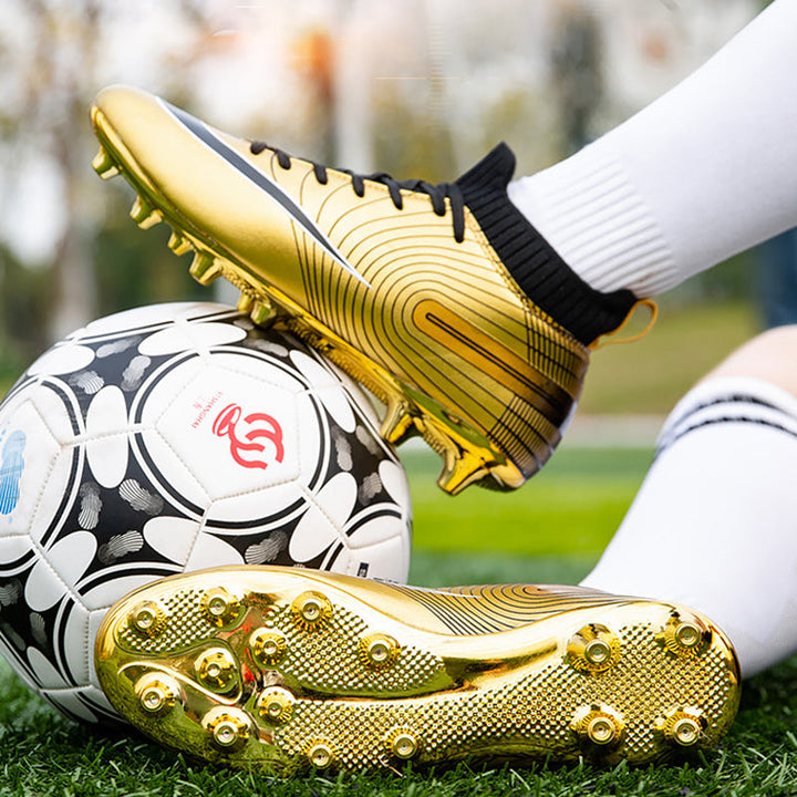 "Unisex fotbollsskor i äkta läder med guldpläterad sula och runda spikar för stabilitet och stil på planen."