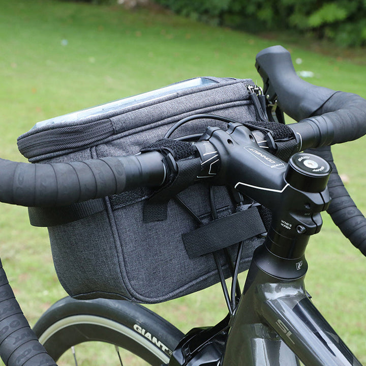 Unisex grå cykelväska med reflexremmar, rymlig design för nödvändigheter, lätt montering, stilren och säker.
