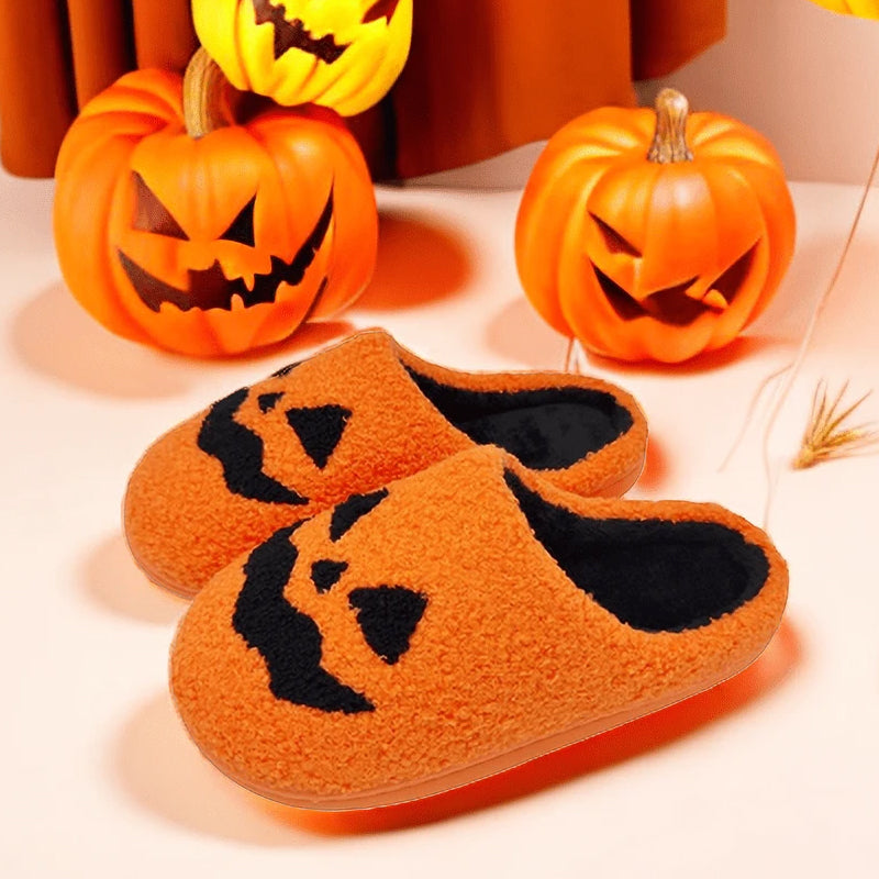 Unisex Halloween-tofflor i plysch med pumpa- och spökdesign, mysiga slip-in skor, perfekt för festlig höstkomfort.