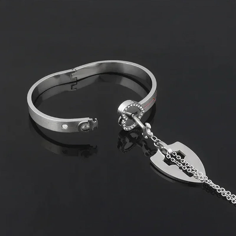 Unisex låsarmband och nyckelhalsband i titanstål, elegant design i stål och roséguld, stilfullt och hållbart smyckeset.