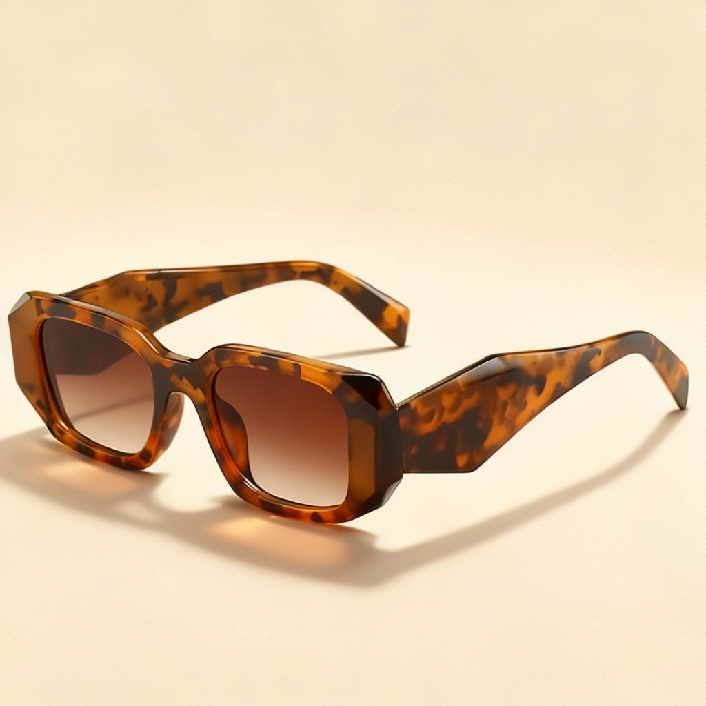 Stapel av flera unisex solglasögon, visar olika färgnyanser av leopard/tiger-mönster, UV400