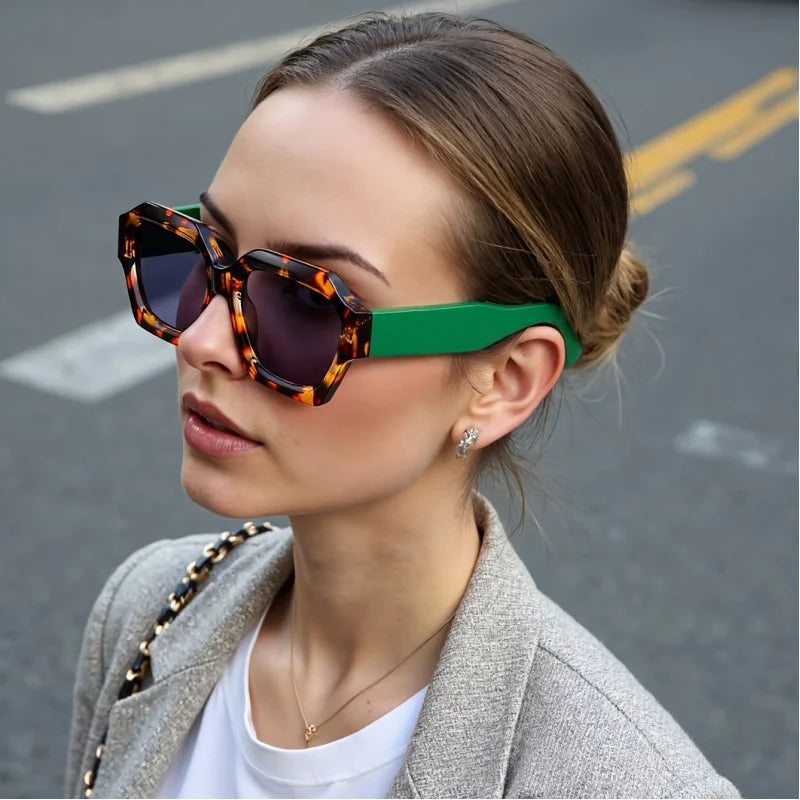 Studiobild av unisex solglasögon, tydlig vy över UV400-linser och robust båge, trendig accessoar