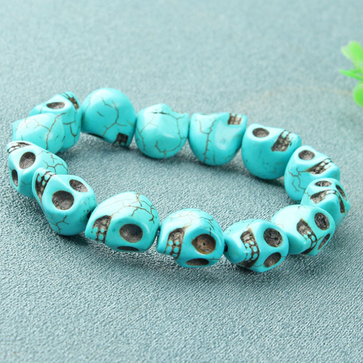 "Unisex strandarmband med färgglada stenar och skalle-design, handgjort för unikt stiluttryck."