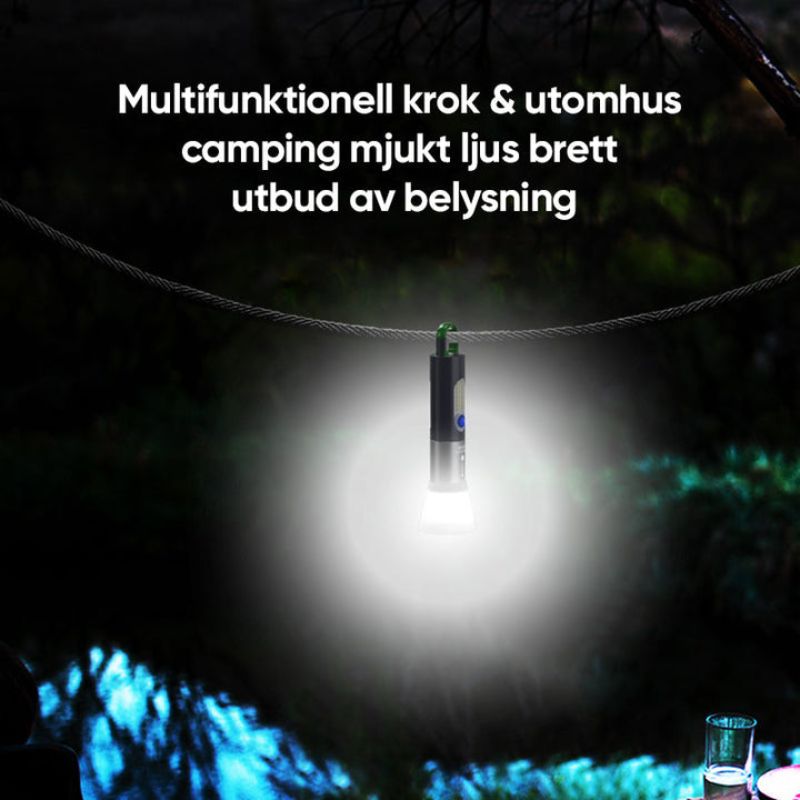 "Uppladdningsbar LED-ficklampa med svart aluminiumkropp, bred strålkastare och krok, perfekt för utomhusbruk."