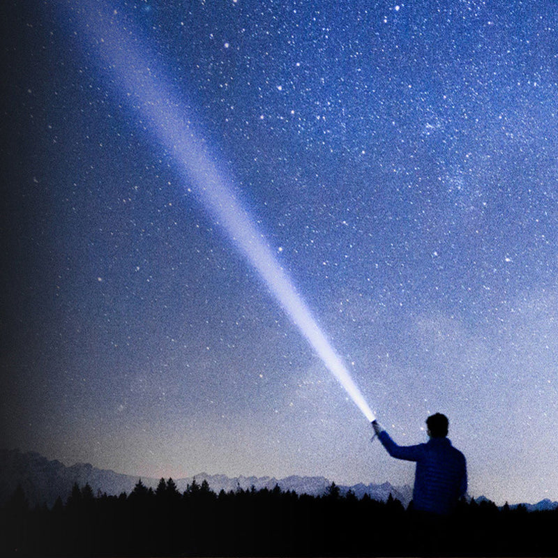 "Uppladdningsbar LED-ficklampa med svart aluminiumkropp, bred strålkastare och krok, perfekt för utomhusbruk."