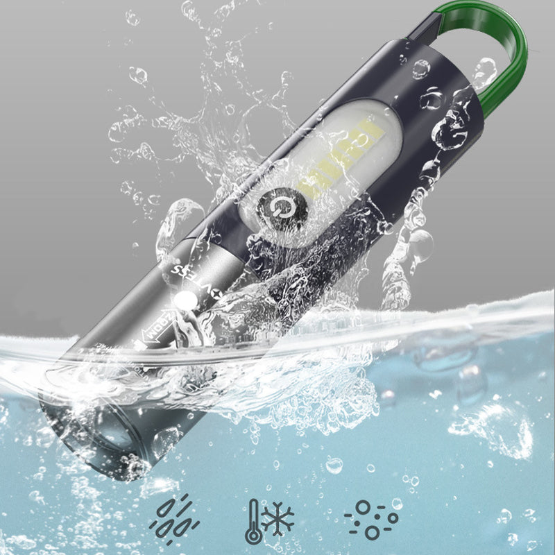 "Uppladdningsbar LED-ficklampa med svart aluminiumkropp, bred strålkastare och krok, perfekt för utomhusbruk."