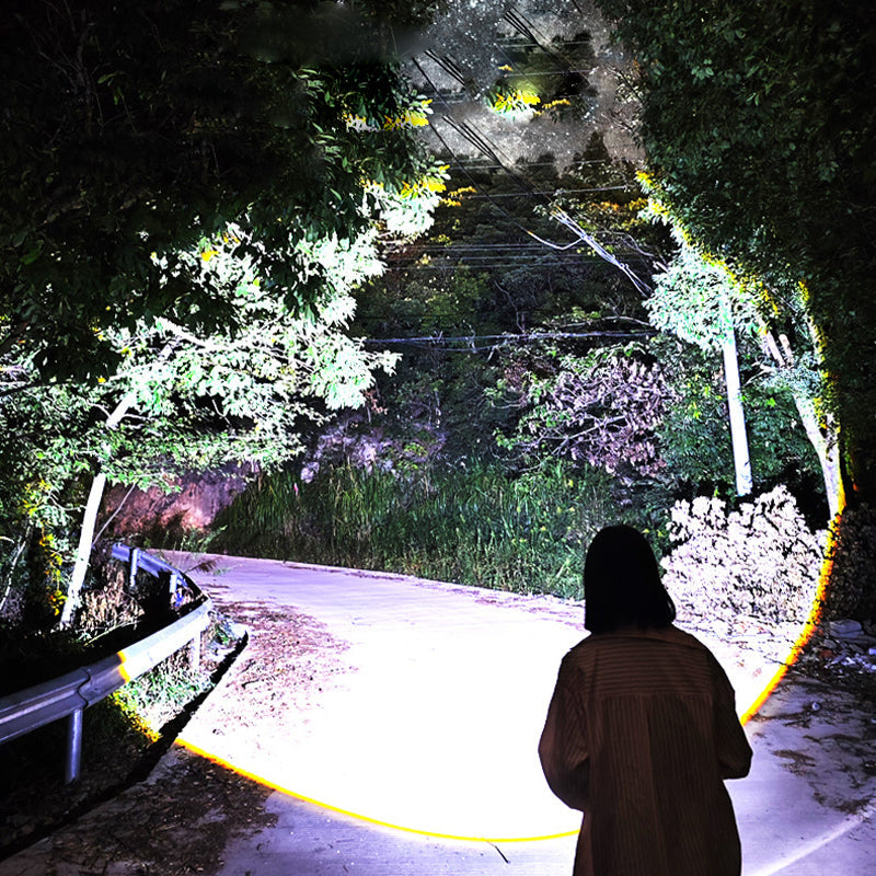 "Uppladdningsbar LED-ficklampa med svart aluminiumkropp, bred strålkastare och krok, perfekt för utomhusbruk."