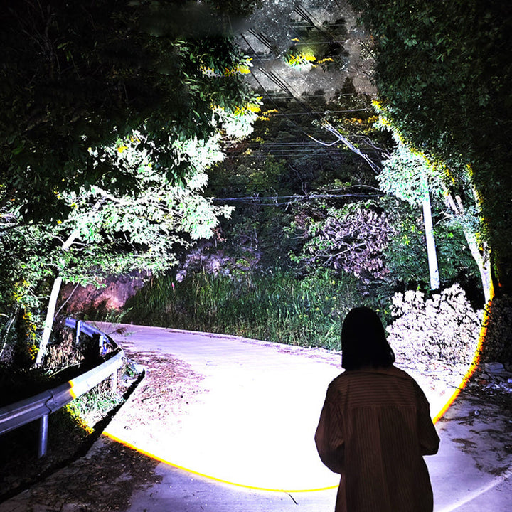 "Uppladdningsbar LED-ficklampa med svart aluminiumkropp, bred strålkastare och krok, perfekt för utomhusbruk."