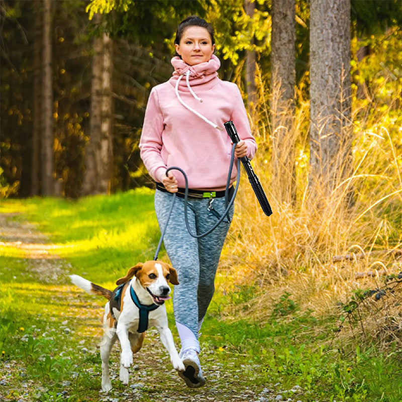 "Uppladdningsbar taktisk ficklampa, 90000 lumen, IPX5 vattentät, robust design, för äventyr och nödsituationer."