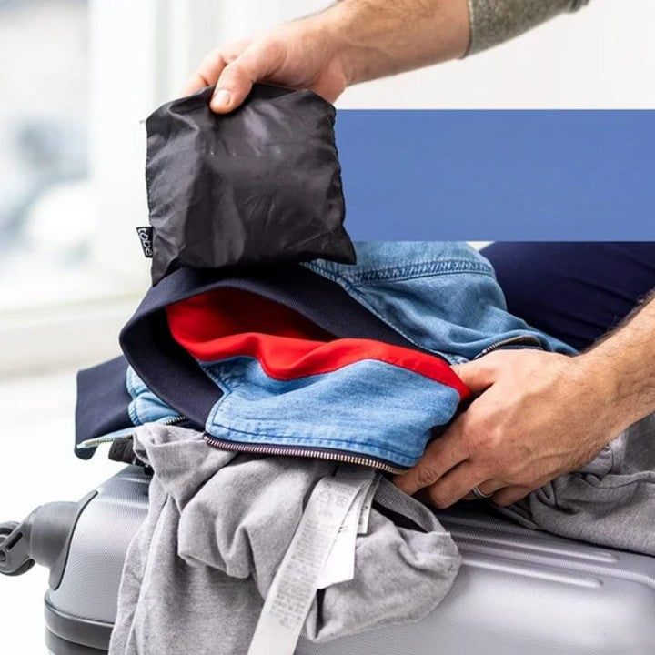 "Uppstoppningsbar resekudde i slitstarkt nylon, stilren och utrymmesbesparande - perfekt för resor och äventyr."