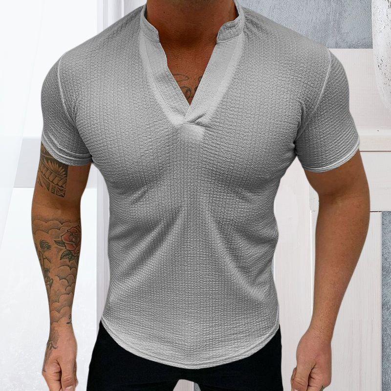 "V-ringad bomullst-shirt för män, flera färger, modern design, avslappnad och bekväm passform."