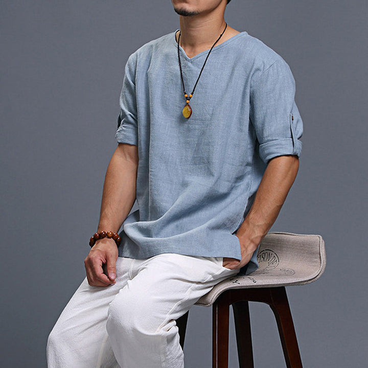 "V-ringad herr Zen-topp i bomullsblandning med trekvartsärmar, blå färg, avslappnad design för komfort och stil."