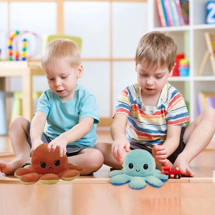 "Vändbar söt plyschleksak för barn, realistisk stil, mjuka pastellfärger, perfekt för lek eller dekoration."