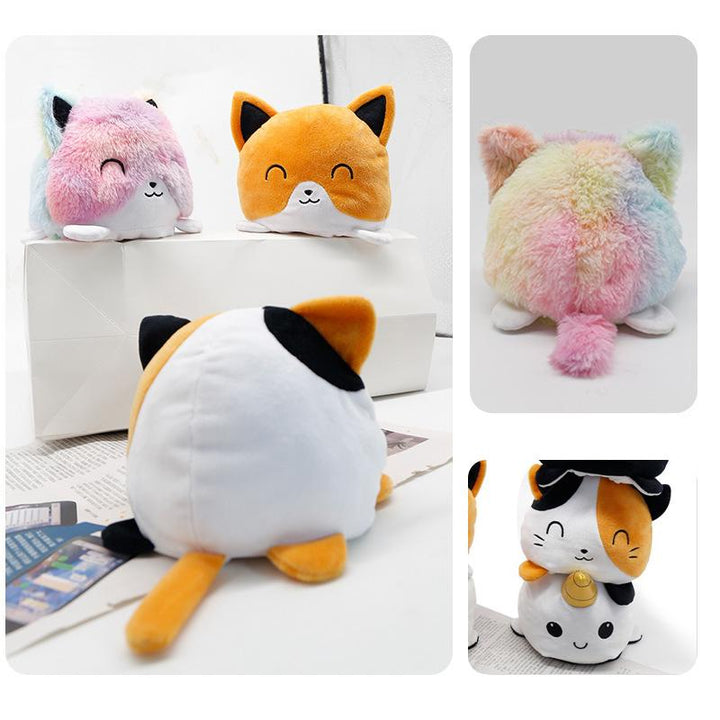 "Vändbar söt plyschleksak för barn, realistisk stil, mjuka pastellfärger, perfekt för lek eller dekoration."