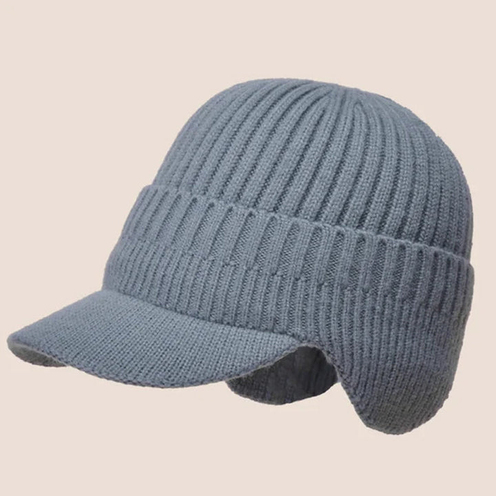 "Varm herrmössa i akryl, med öronskydd och kort brätte, perfekt för vinterns kyla. Stilrent och funktionellt för män."