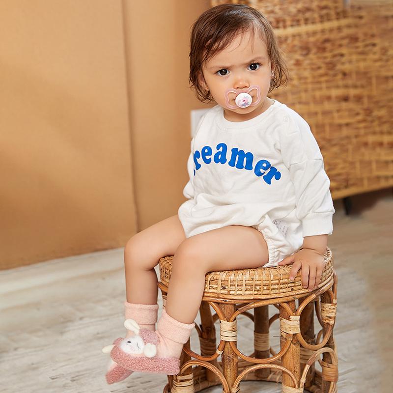 "Varma baby golvstrumpor i kammad bomull, vinterdesign med fårmönster, mjuk sula, i rosa, grå, kaki och blå."