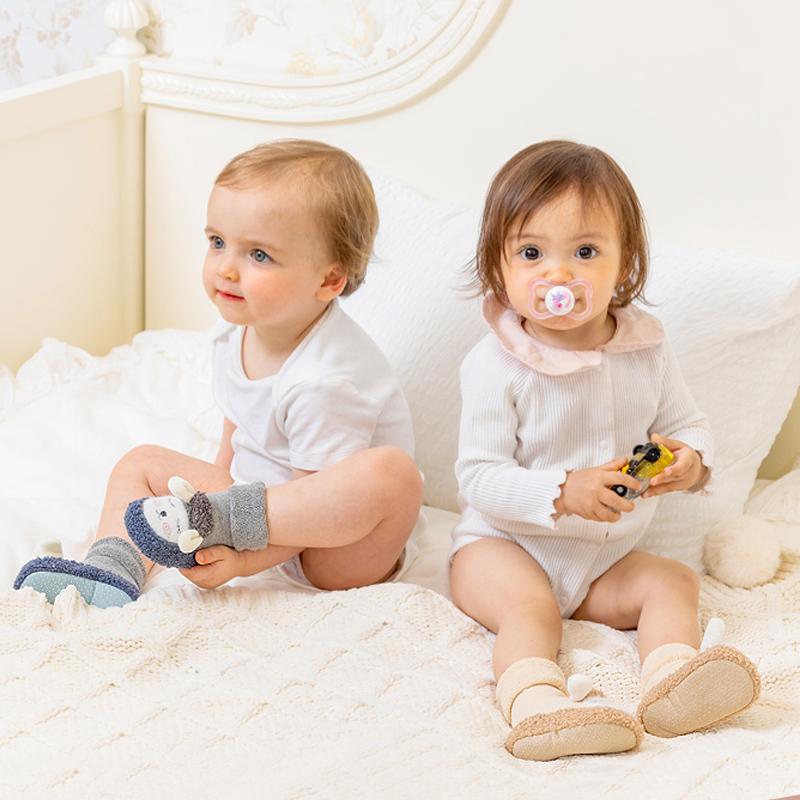 "Varma baby golvstrumpor i kammad bomull, vinterdesign med fårmönster, mjuk sula, i rosa, grå, kaki och blå."