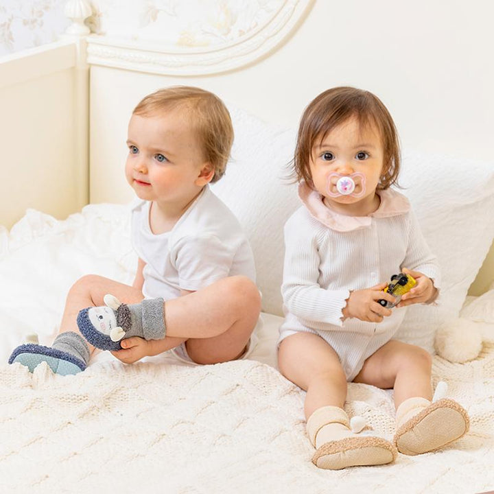 "Varma baby golvstrumpor i kammad bomull, vinterdesign med fårmönster, mjuk sula, i rosa, grå, kaki och blå."