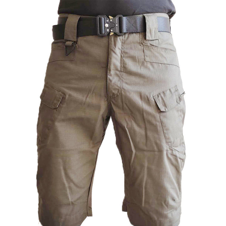 "Vattentåliga herrvandrarshorts med flera fickor, elastiskt midjeband och förstärkt tyg i grön färg, främre vy."