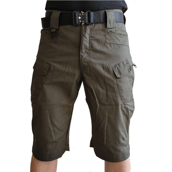 "Vattentåliga herrvandrarshorts med flera fickor, elastiskt midjeband och förstärkt tyg i grön färg, främre vy."