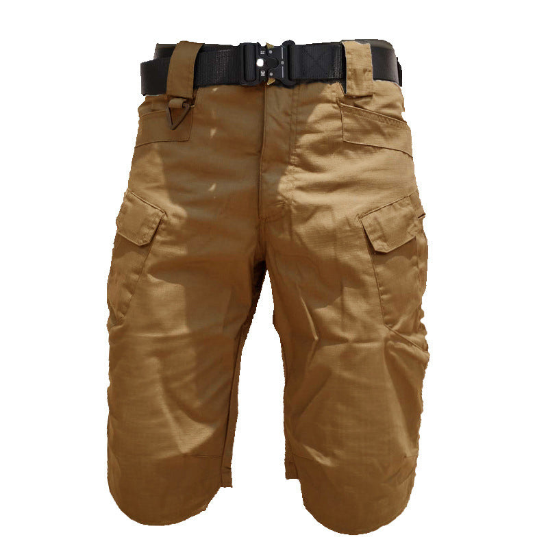 "Vattentåliga herrvandrarshorts med flera fickor, elastiskt midjeband och förstärkt tyg i grön färg, främre vy."