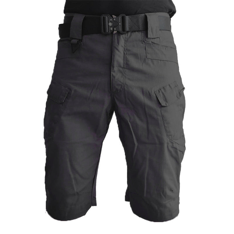 "Vattentåliga herrvandrarshorts med flera fickor, elastiskt midjeband och förstärkt tyg i grön färg, främre vy."