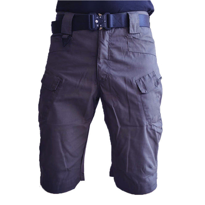 "Vattentåliga herrvandrarshorts med flera fickor, elastiskt midjeband och förstärkt tyg i grön färg, främre vy."