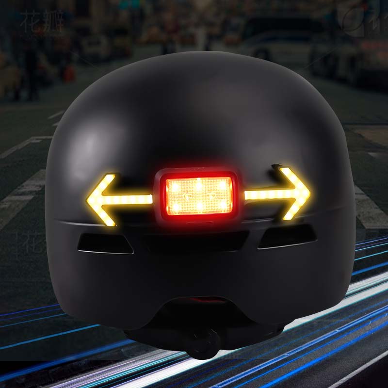 "Vattentät cykelblinkerslampa med fjärrkontroll, röd och svart, monterad på hjälm för optimal säkerhet och synlighet."