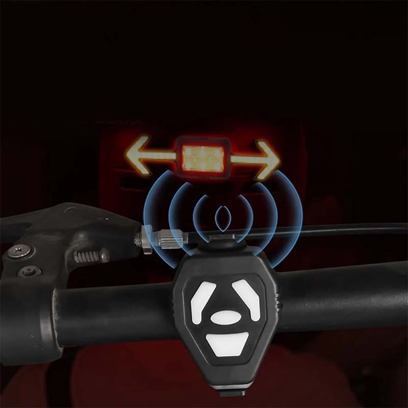 "Vattentät cykelblinkerslampa med fjärrkontroll, röd och svart, monterad på hjälm för optimal säkerhet och synlighet."