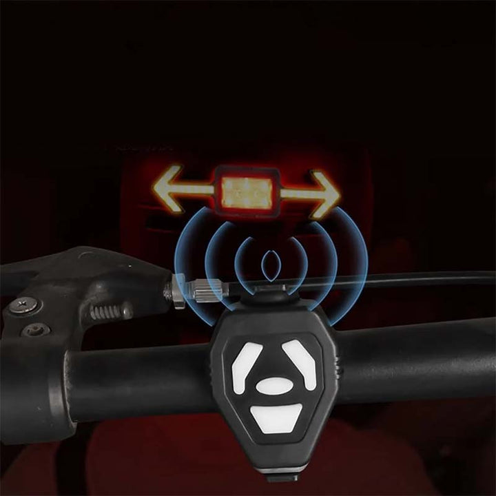 "Vattentät cykelblinkerslampa med fjärrkontroll, röd och svart, monterad på hjälm för optimal säkerhet och synlighet."
