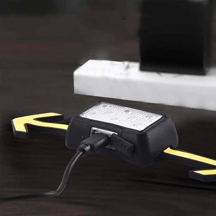 "Vattentät cykelblinkerslampa med fjärrkontroll, röd och svart, monterad på hjälm för optimal säkerhet och synlighet."