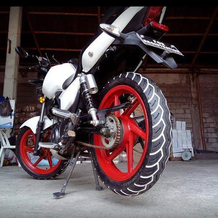 "Vattentät färgpenna för däck med 12 livfulla färger, designad för fordon. Perfekt för att skapa konstverk på däcken."