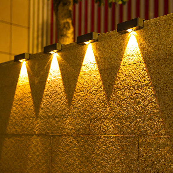 Vattentät LED-solvägglampa, IP65, utomhusbelysning, automatisk sensor, elegant design för dörrar och trädgårdar.