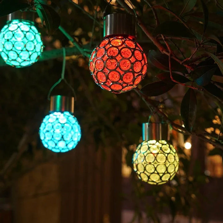 "Vattentät solar utomhuslykta med ihålig design och färgglada LED för magisk trädgårdsbelysning i alla väder."