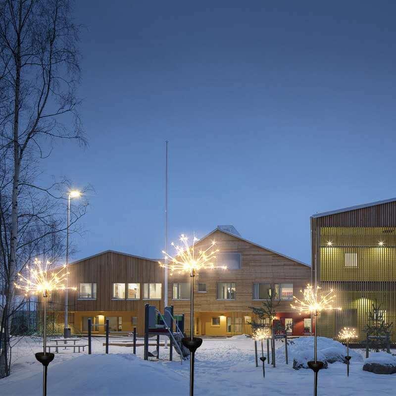 "Vattentät solfyverkerilampa för trädgård, belyser med glöd eller blink, monterad i trädgårdsgång för magisk atmosfär."